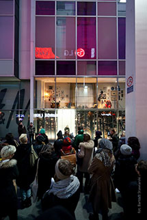 Wernisaż wystawy KRZYK MODY przed sklepem H&M, fot. Bartek Stawiarski